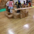 何？